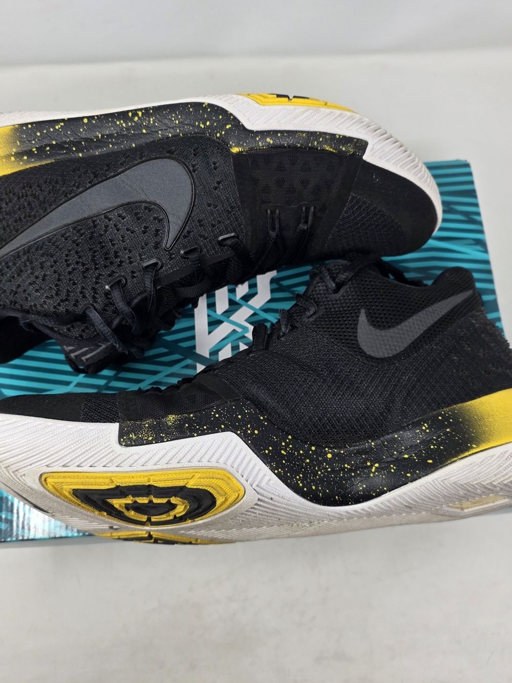 Nike Kyrie 3 Black Yellow Gold Men's 10 852395 901 Original Box Pre-owned